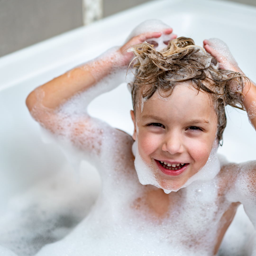 ein jung badet fröhlich und Waschen ihre Haare