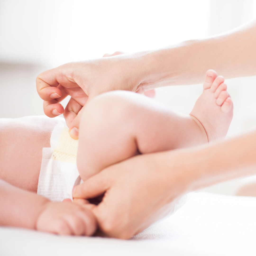 Baby auf dem Wickeltisch gewickelt