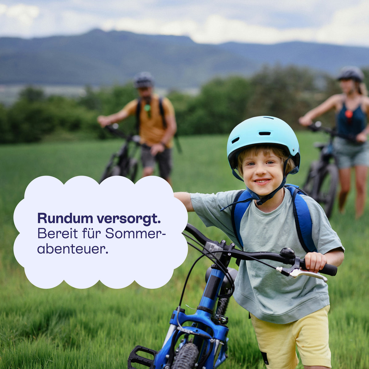 Kind mit Fahrradhelm auf dem Rad: rundum versorgt für Sommerabenteuer.