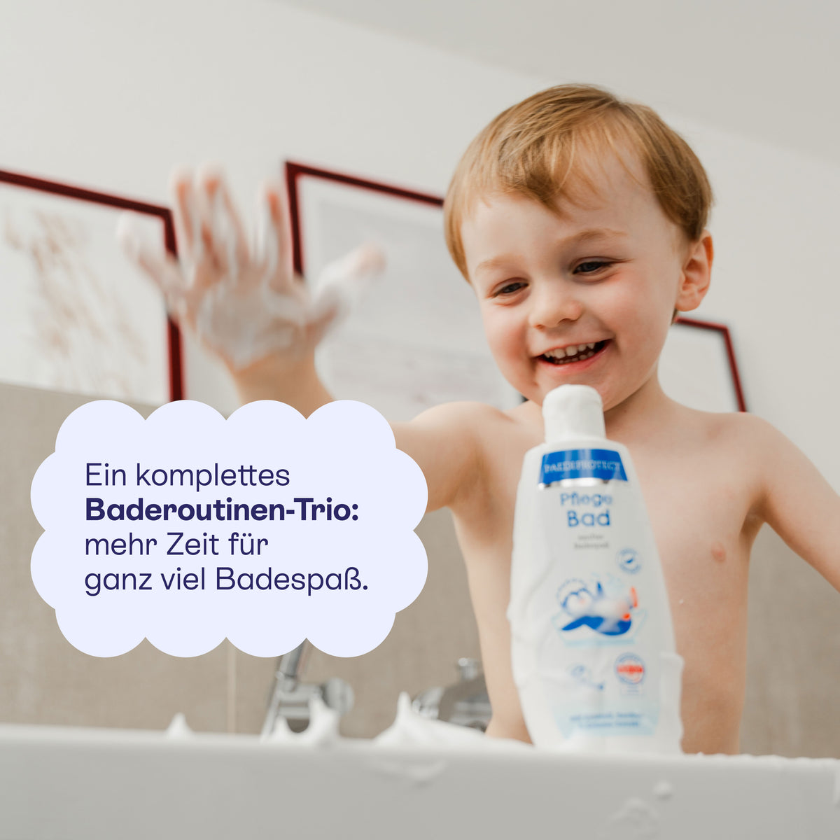 Kind in der Badewanne mit dem Pflegebad: mehr Zeit für Badespaß.