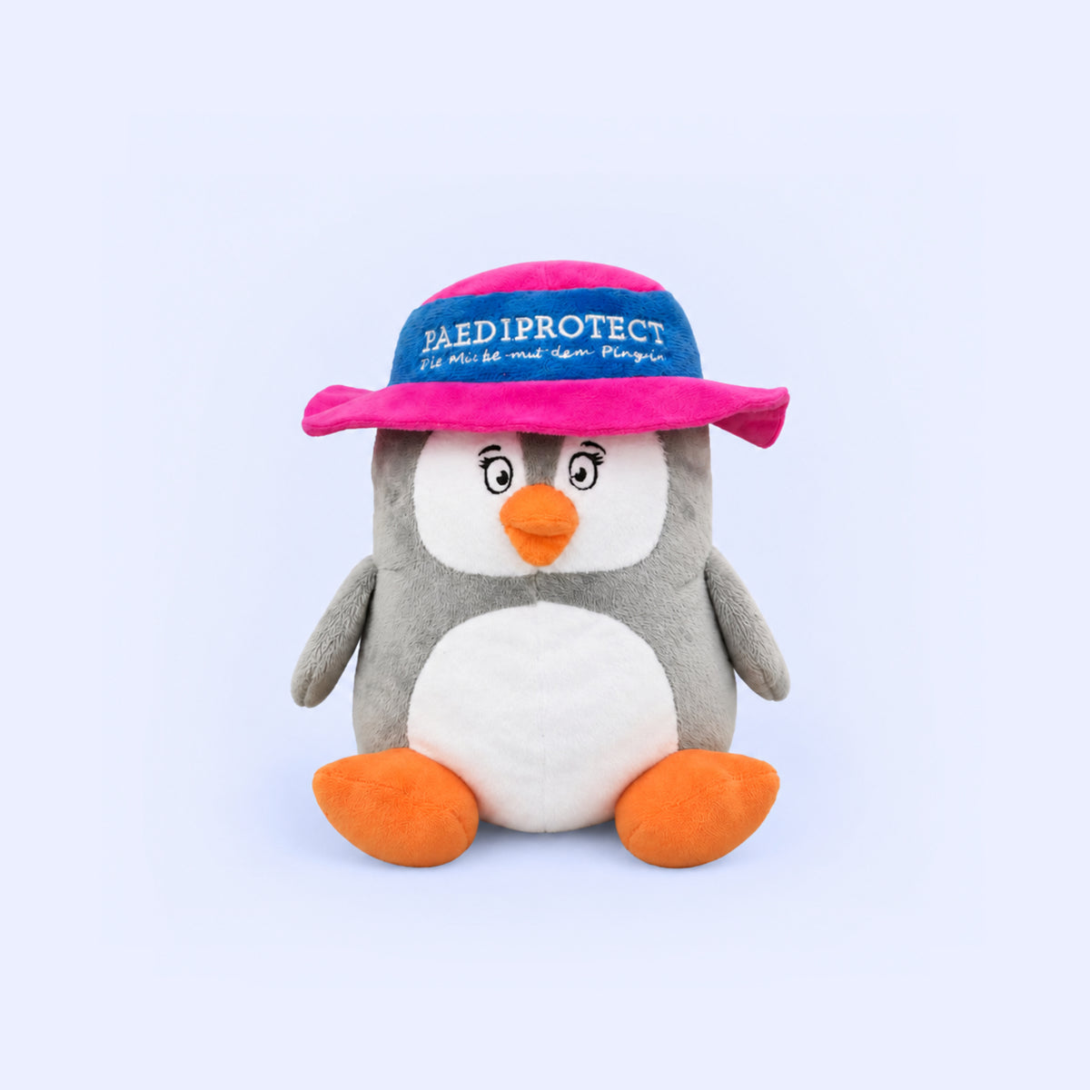 Kuscheltier Pauline, grauer Pinguin mit pinkem Hut und PAEDIPROTECT Schriftzug.