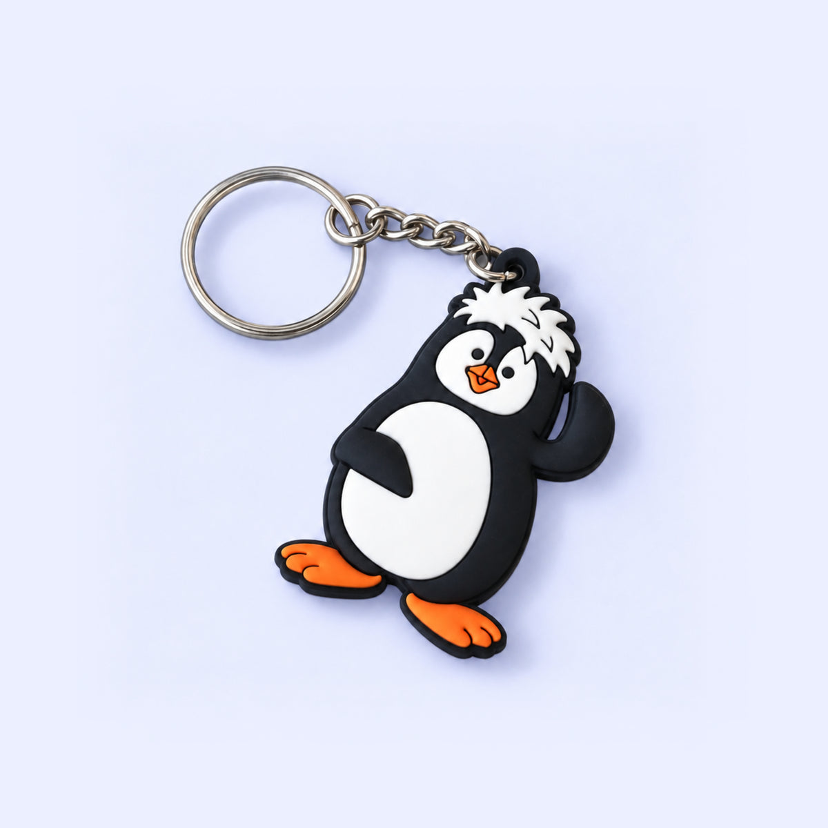Schlüsselanhänger mit Pinguin Pauli aus Gummi und Metallring.