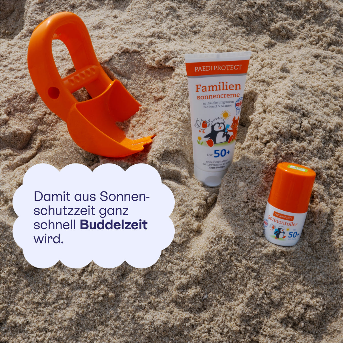 Sandförmchen, Familiensonnencreme und Sonnenroller im Sand: Sonnenschutz wird zur Buddelzeit.