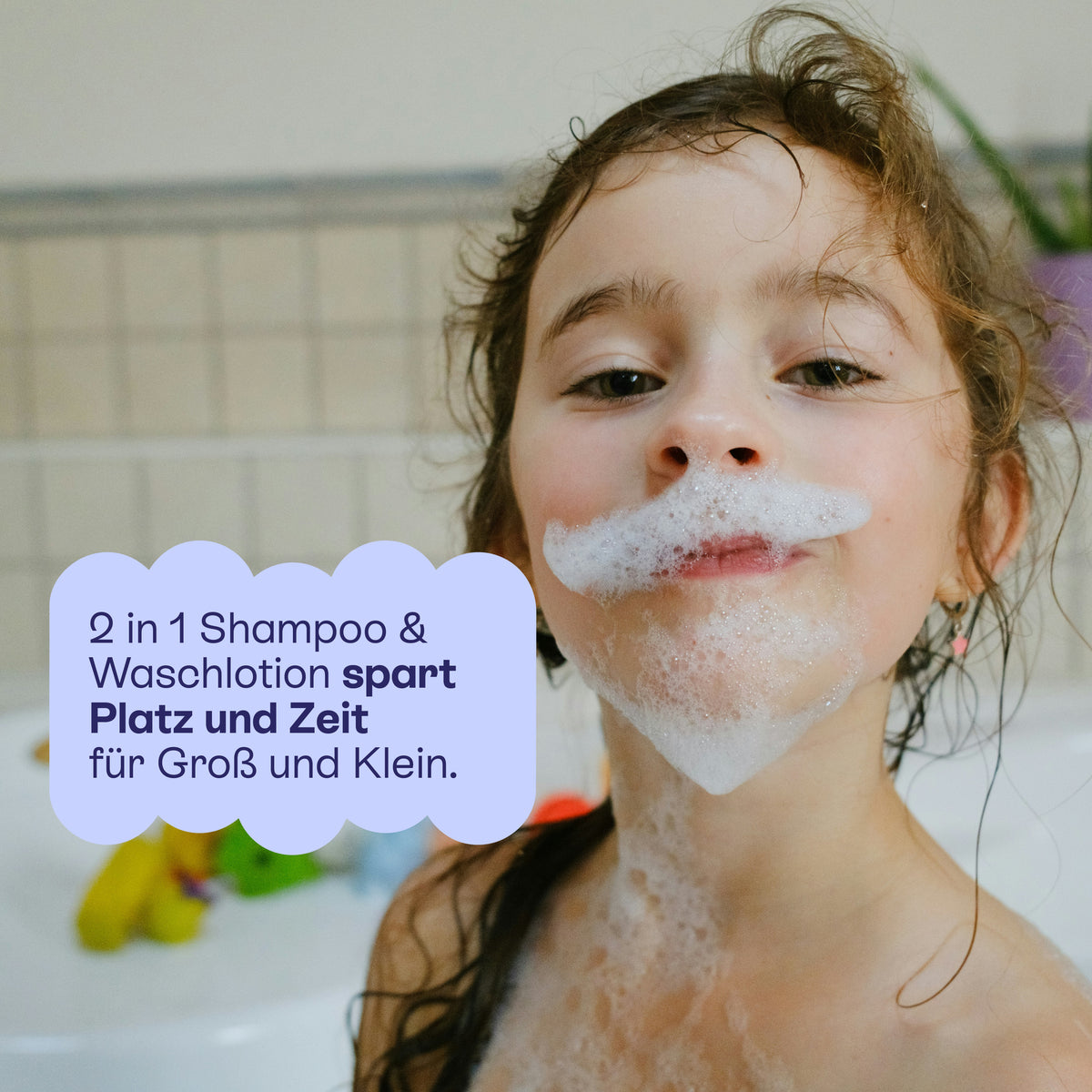 Kind in der Badewanne mit Schaum im Gesicht: spart Platz und Zeit für Groß und Klein.