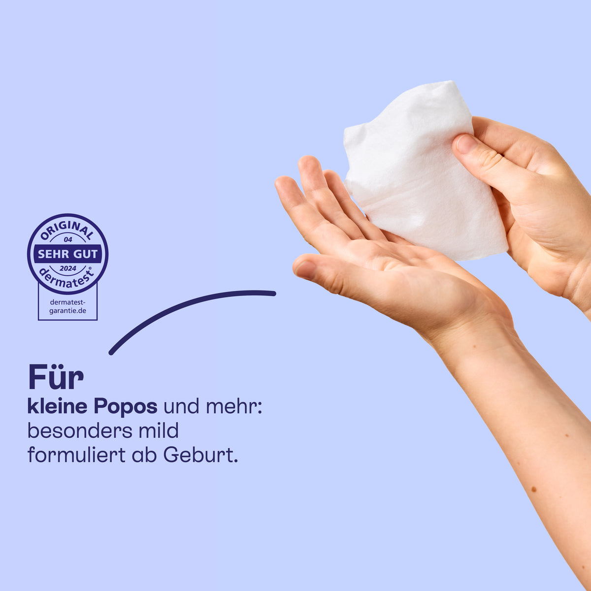 Hände halten ein einzelnes Feuchttuch, für kleine Popos und mehr, besonders mild ab Geburt.