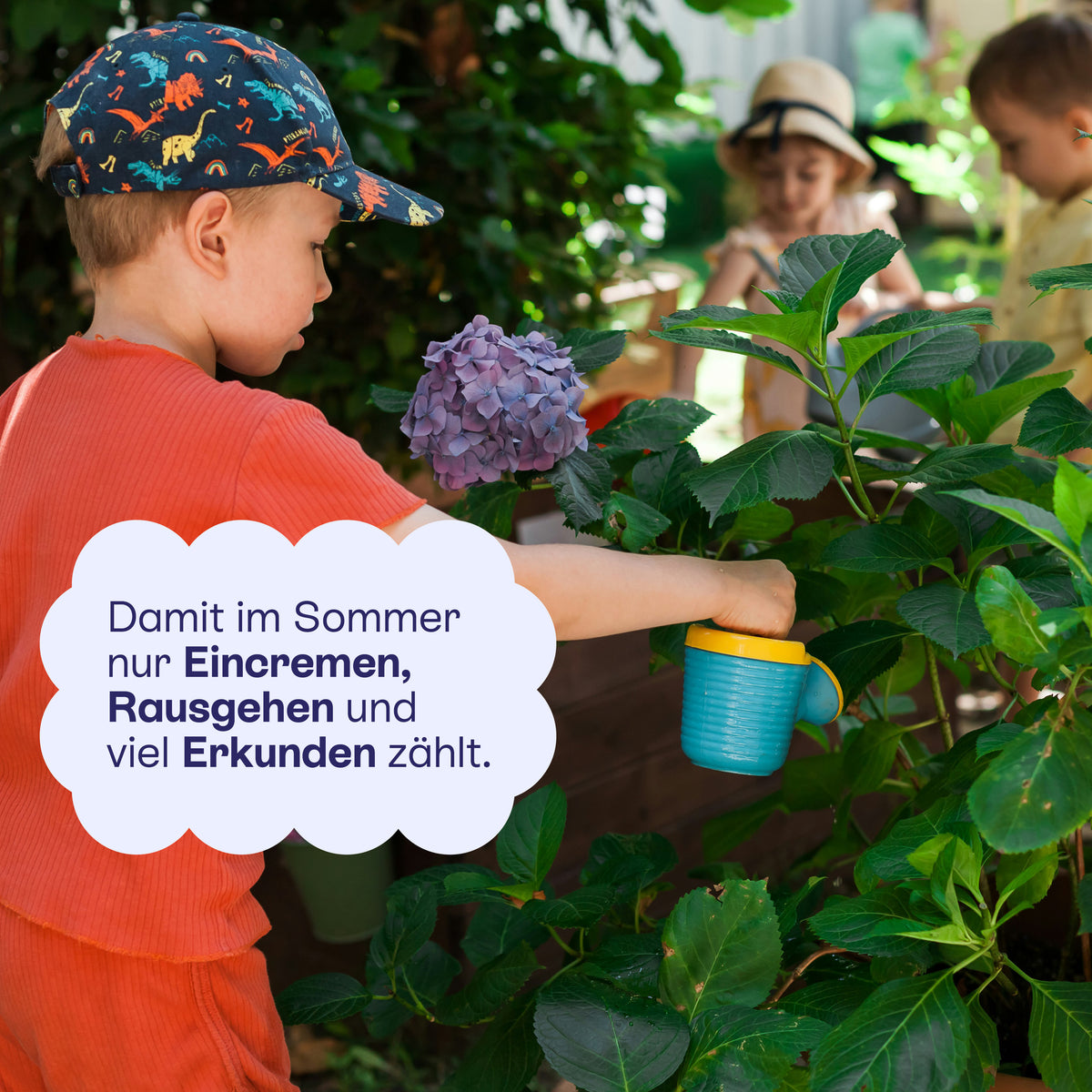 Kind mit Kappe im Garten: im Sommer zählt Eincremen, Rausgehen und Erkunden.