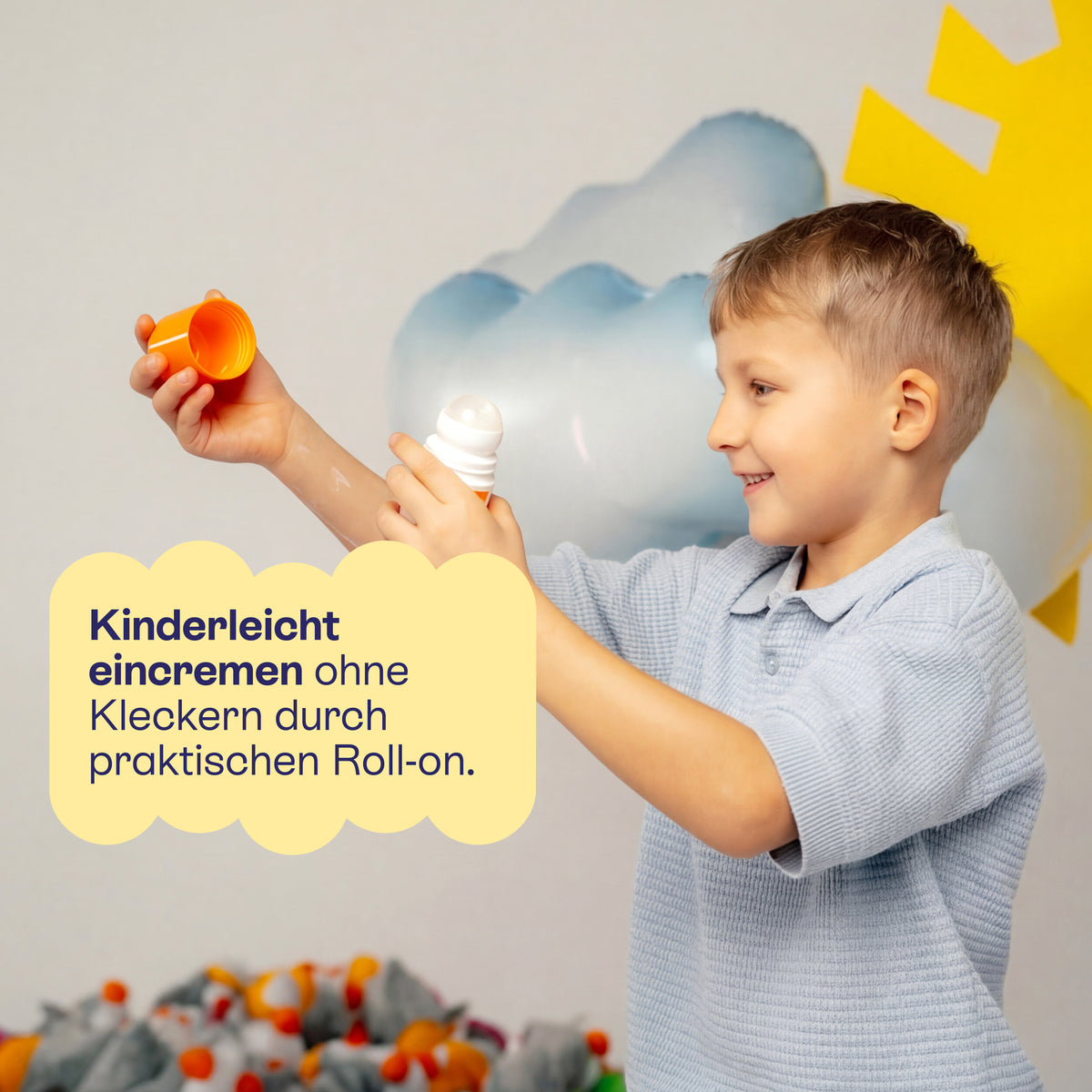 Junge trägt Sonnencreme mit dem Roller auf: kinderleicht ohne Kleckern.