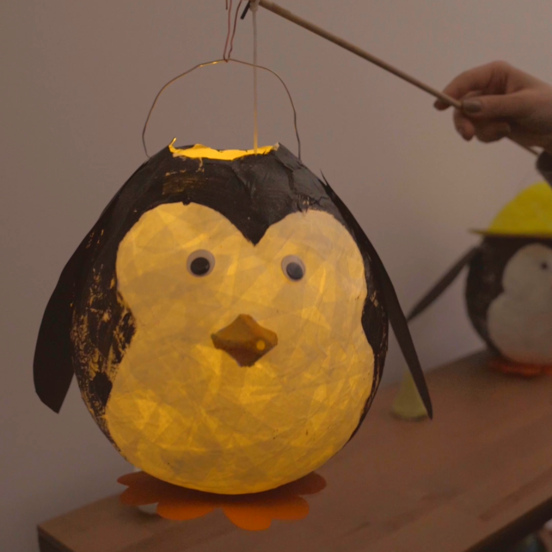 DIY Pinguinlaterne leuchtend