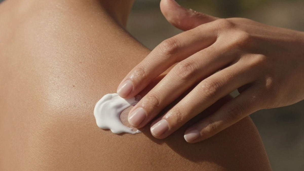 Sonnenschutzcreme wird auf die Haut aufgetragen.