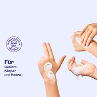 Hände mit Creme und Schaum aus dem Badezeit Bundle.