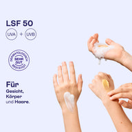 Hände mit Schaum, Sonnenstick und Creme aus dem Kurztrip Bundle, LSF 50.