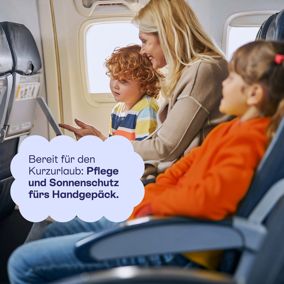 Mutter und Kind im Flugzeug: Pflege und Sonnenschutz fürs Handgepäck.