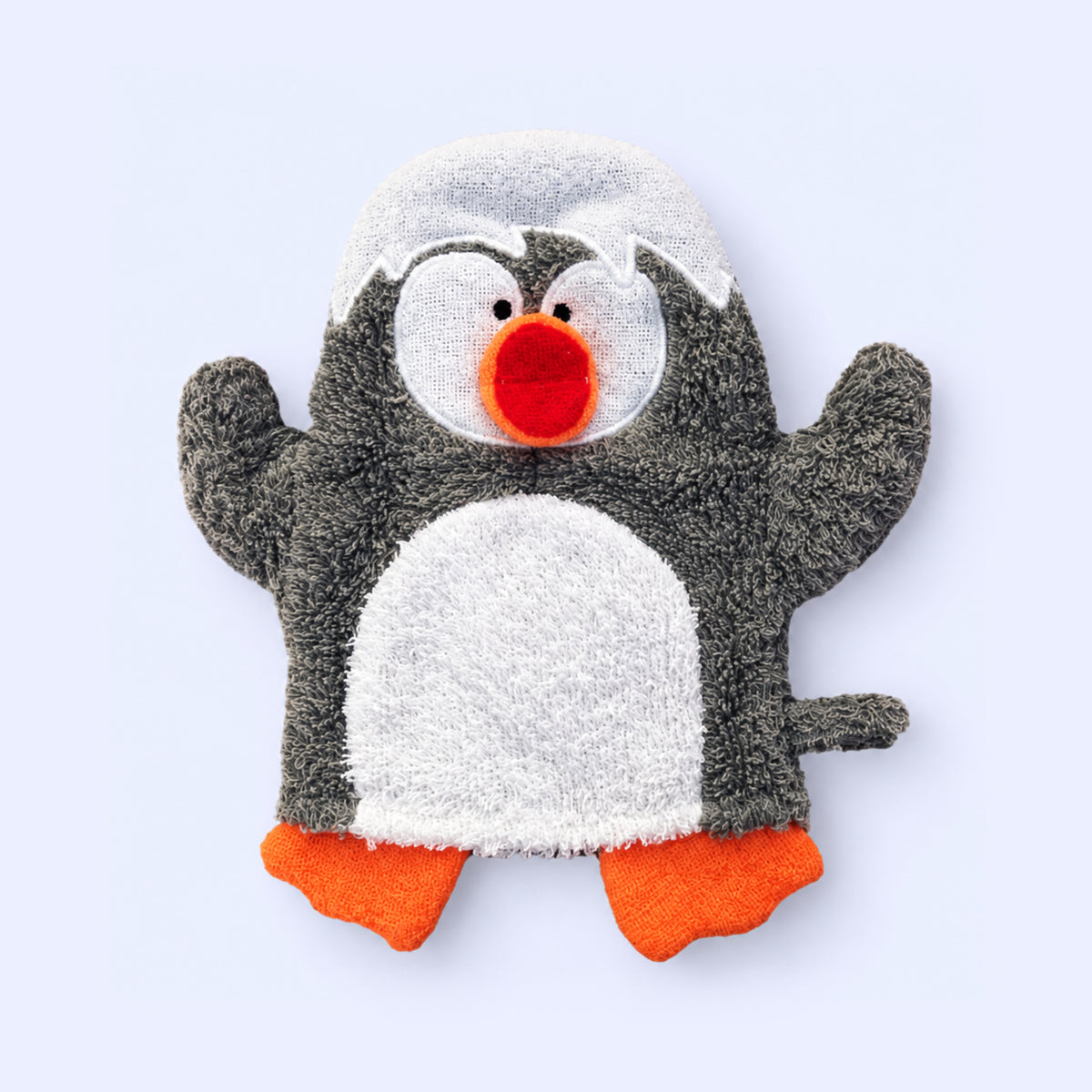 PAEDIPROTECT Waschhandschuh in Form des Pinguins Pauli, grau mit weißem Bauch und orangen Füßen.