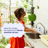 Mädchen wäscht sich die Hände am Spülbecken: spielerisch Hände waschen lernen.