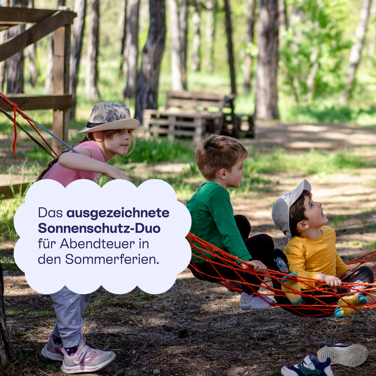 Kinder in einer Hängematte im Wald: das Sonnenschutz-Duo für Abenteuer in den Sommerferien.