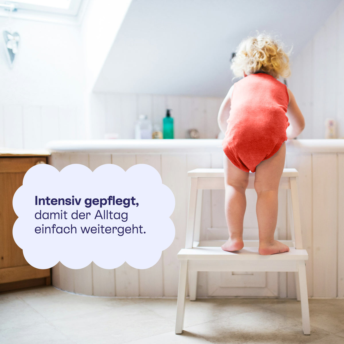 Kleinkind auf einem Hocker am Waschbecken: intensiv gepflegt, damit der Alltag weitergeht.