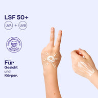 Familiensonnencreme als Sonne auf der Hand und Creme auf dem Unterarm, LSF 50+, Schutz vor UVA und UVB.