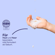 Schaum des 2in1 Shampoos auf der Hand, für Haut und Haar ab Geburt.