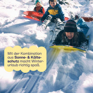 Kinder beim Rodeln im Schnee: Sonnen- und Kälteschutz für den Winterurlaub.