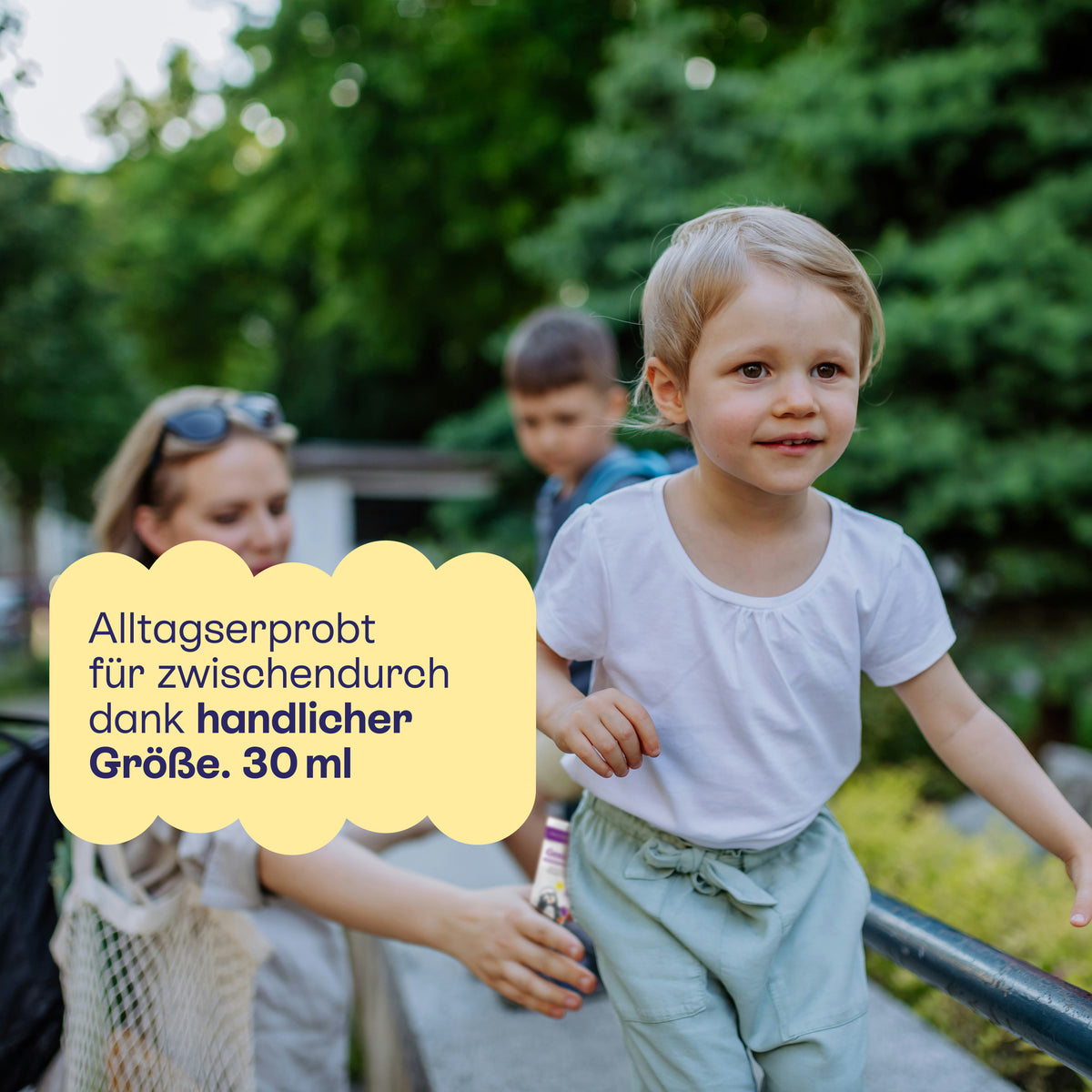 Kind mit Mütze auf einem Spielplatz: alltagserprobt für zwischendurch, 30 ml.
