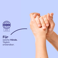 Zwei Hände ineinander, Handcreme für weiche Hände, täglich anwendbar.