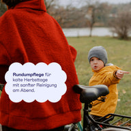 Kind mit Mütze auf dem Fahrrad: Rundumpflege für kalte Herbsttage.