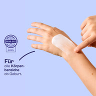 Pflegelotion auf dem Handrücken, für alle Körperbereiche ab Geburt.