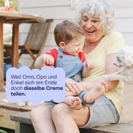 Oma mit Enkelkind: Oma, Opa und Enkel teilen sich dieselbe Creme.