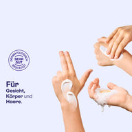 Hände mit Schaum und Creme aus dem Hautpflege Set.