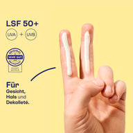Sonnenfluid LSF 50+ auf zwei Fingern, für Gesicht, Hals und Dekolleté, Schutz vor UVA und UVB.