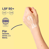 Creme des Sonnenrollers LSF 50+ auf dem Unterarm, für Gesicht, Arme und Beine.