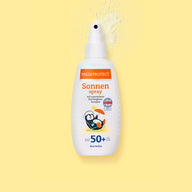 PAEDIPROTECT Sonnenspray LSF 50+ in der Sprühflasche, darüber ein Sprühnebel.