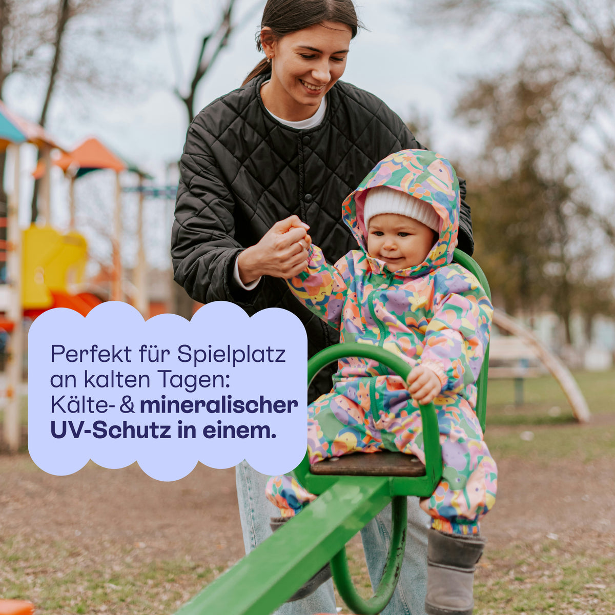 Vater und Kind auf der Wippe: mineralischer UV-Schutz für den Spielplatz an kalten Tagen.