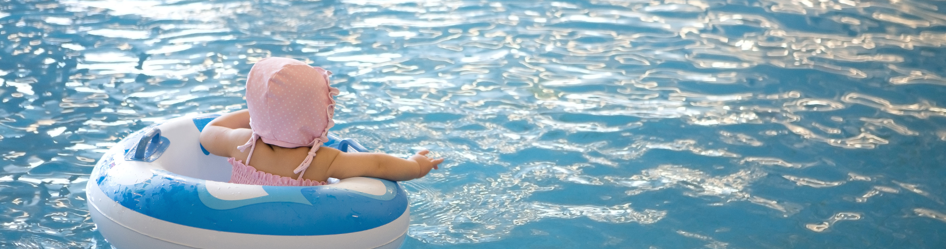 Baby im Pool