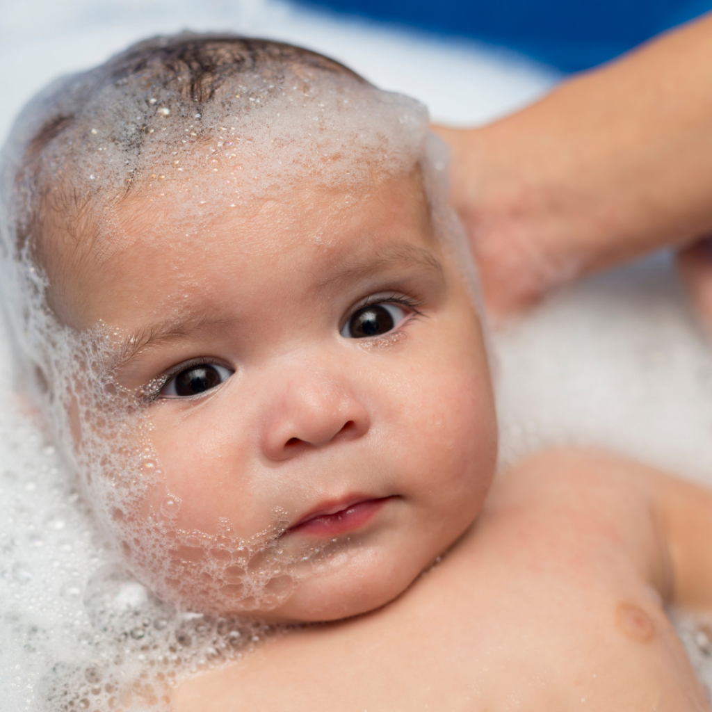 Ein Baby ganz entspannt beim Baden