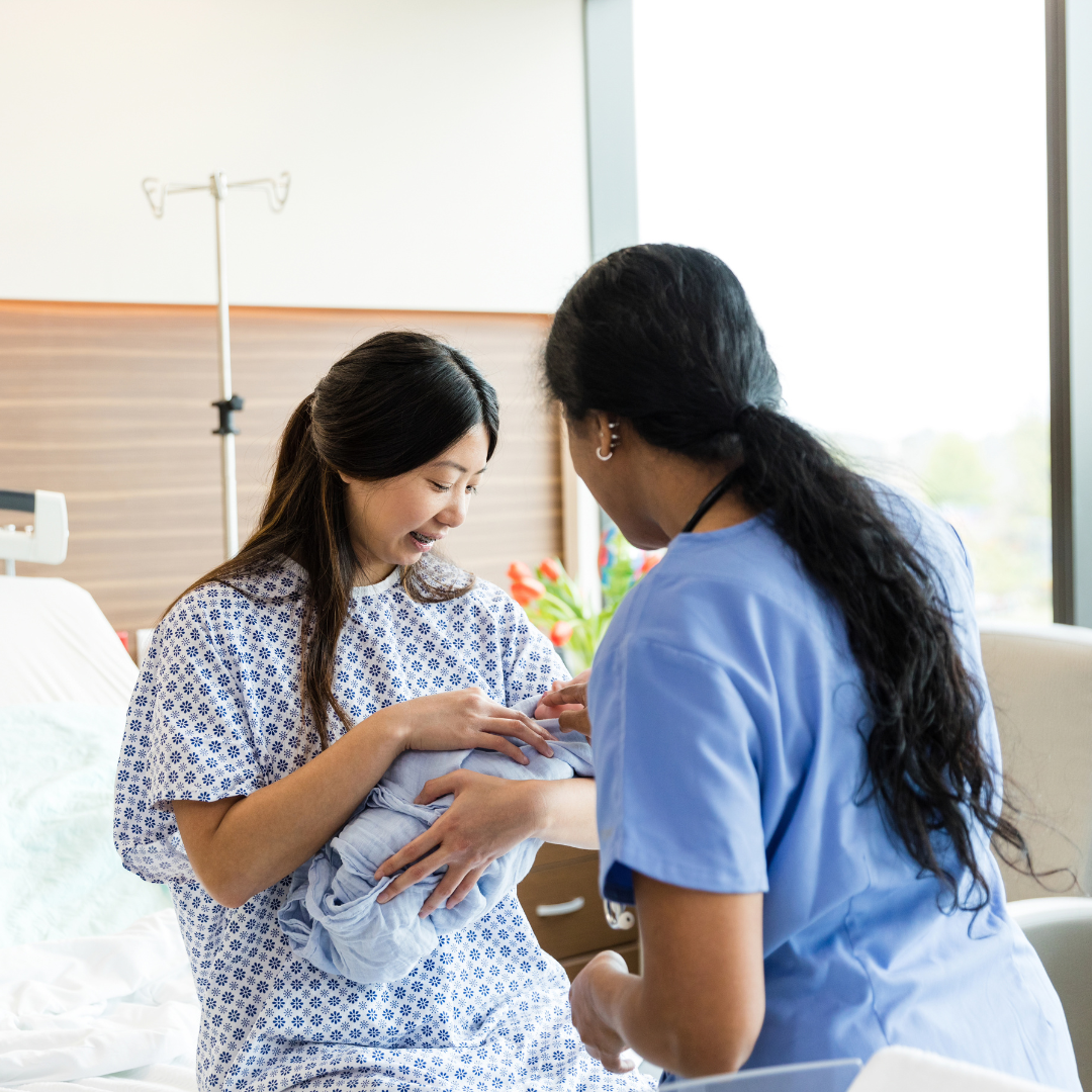Mutter hält ihr Baby im Bett, während ihre Hebamme über sie wacht mother and baby being helped by midwive