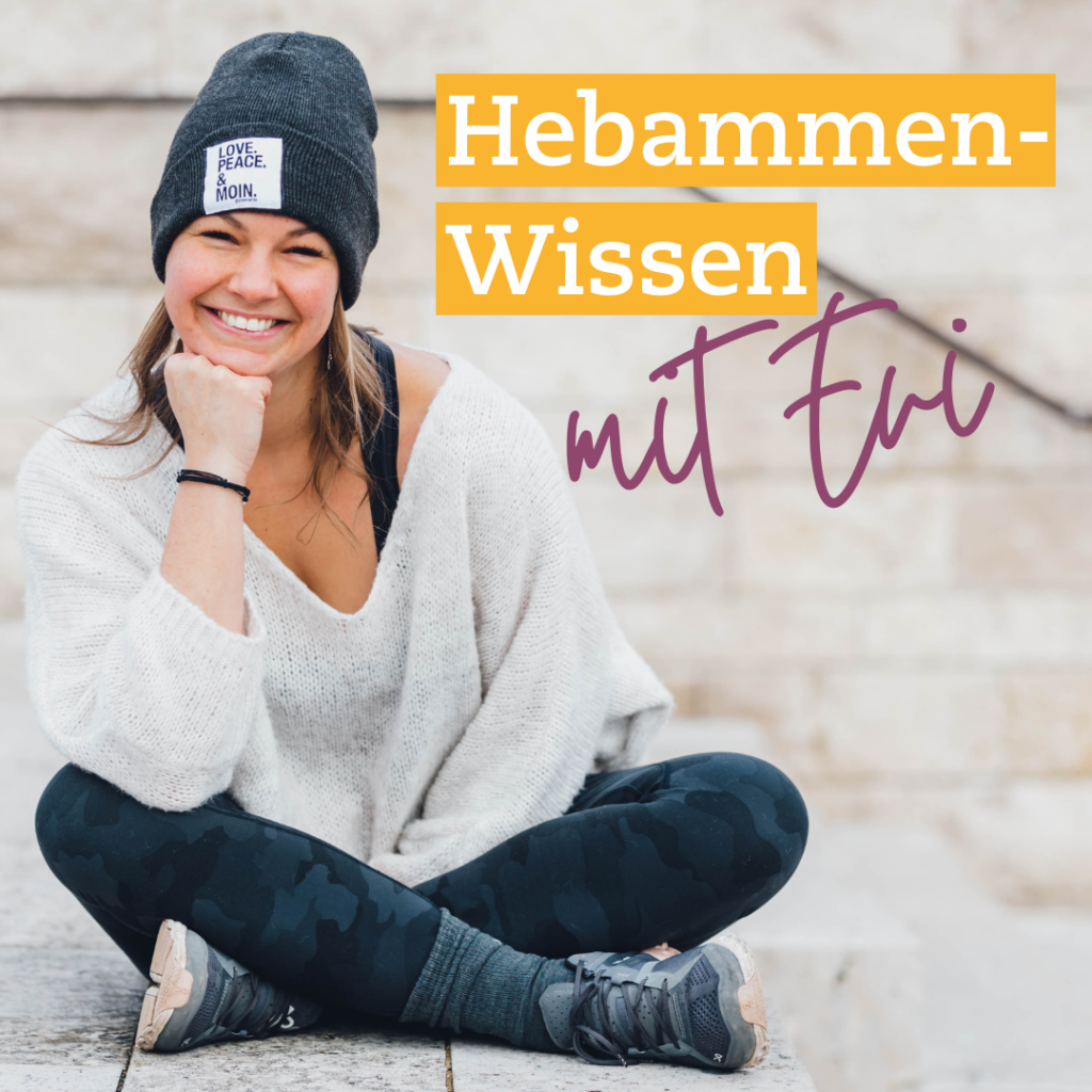 Die Hebamme Evi in sitzender Position lächelnd