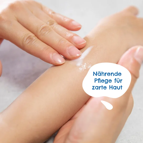 Die PAEDIPROTECT Pflegemilch mit blauem Hintergrund