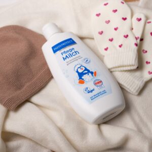 Die PAEDIPROTECT Pflegemilch mit blauem Hintergrund
