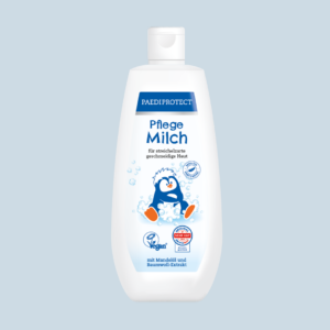 Die PAEDIPROTECT Pflegemilch mit blauem Hintergrund